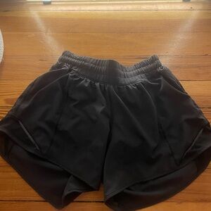 Lululemon black hotty hots 4”!!